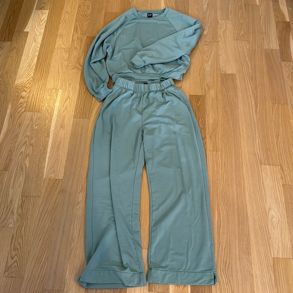 GAP sweatsuit